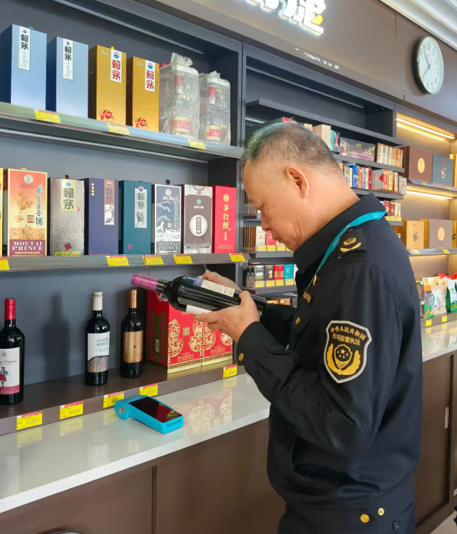 机场分局重拳出击 开展进口酒类商品专项排查打击行动，筑牢酒类经营安全防线