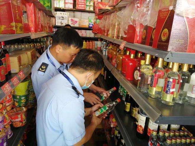 梧州龙圩区查获问题白酒105瓶，立案6起 酒类经营切勿踩红线